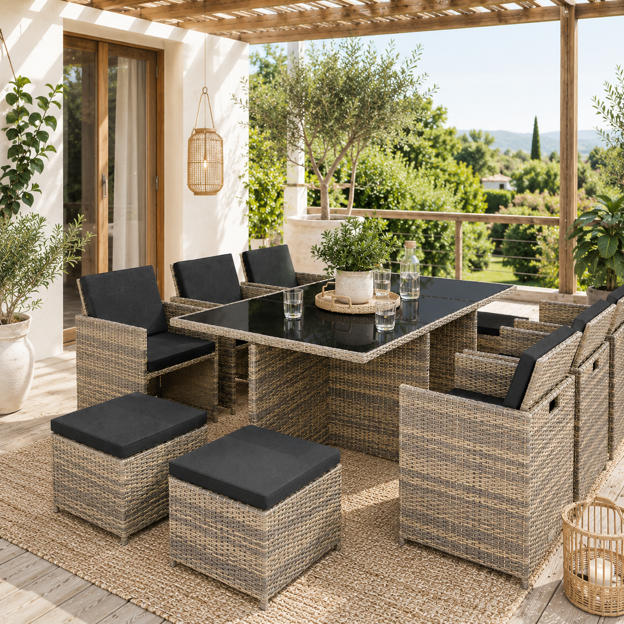 Rattan havesæt med bord og skamler på en overdækket terrasse